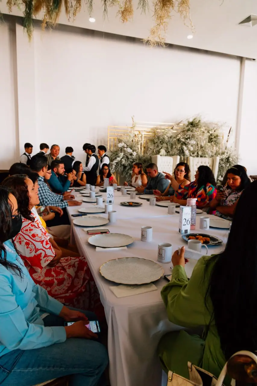 Reunión empresarial nocturna en Lareta Chihuahua