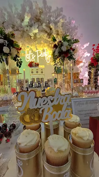 Recepción de bodas con iluminación cálida en Lareta