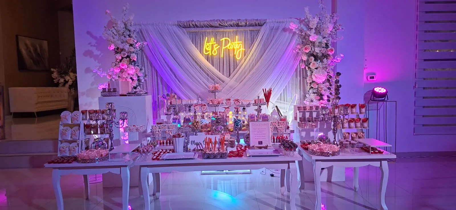 Mesas redondas con cristalería completa en Lareta Salón de Eventos