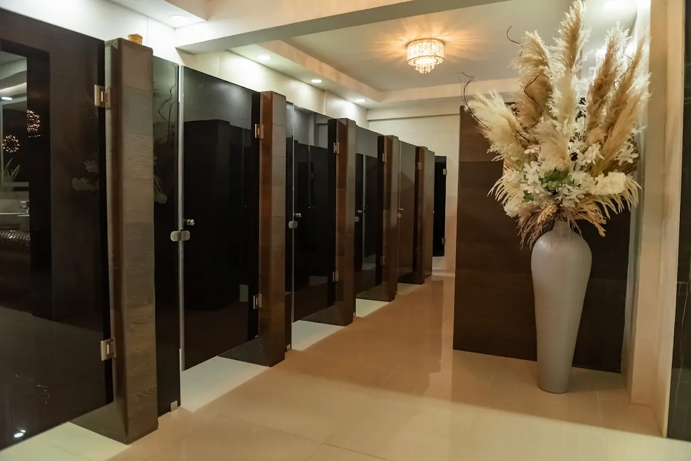 Detalle de baños modernos en el salón Lareta Chihuahua