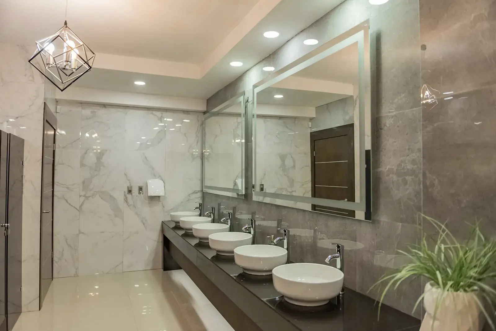 Baños mixtos modernos del salón Lareta en Chihuahua
