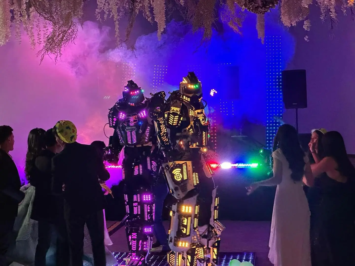 Ambiente nocturno y sonido profesional en Lareta Salón de Eventos