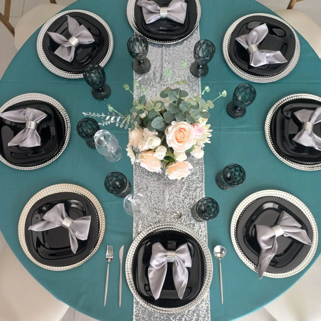 Mesa montada para evento social en Lareta