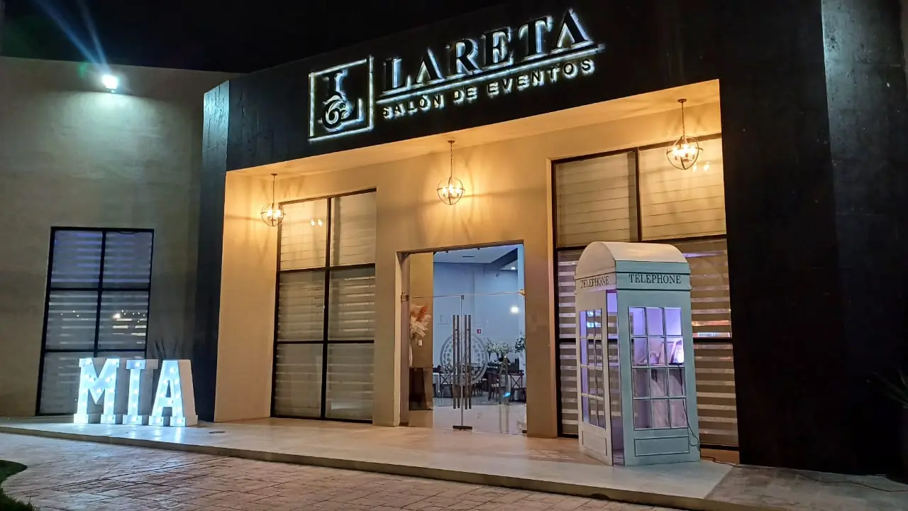 Salón Lareta Chihuahua montado para XV años — detalle de mesa elegante