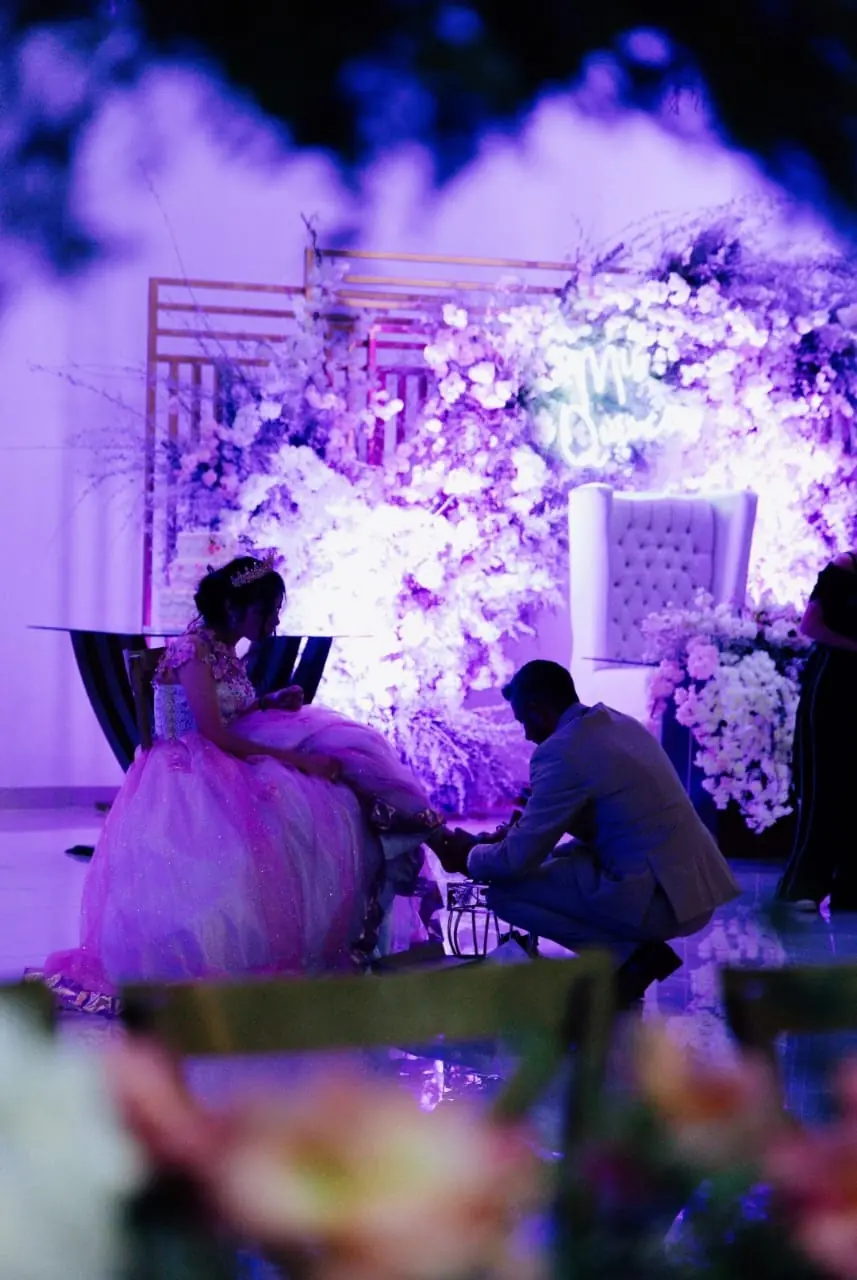 Quinceañera y chambelán en su vals Lareta