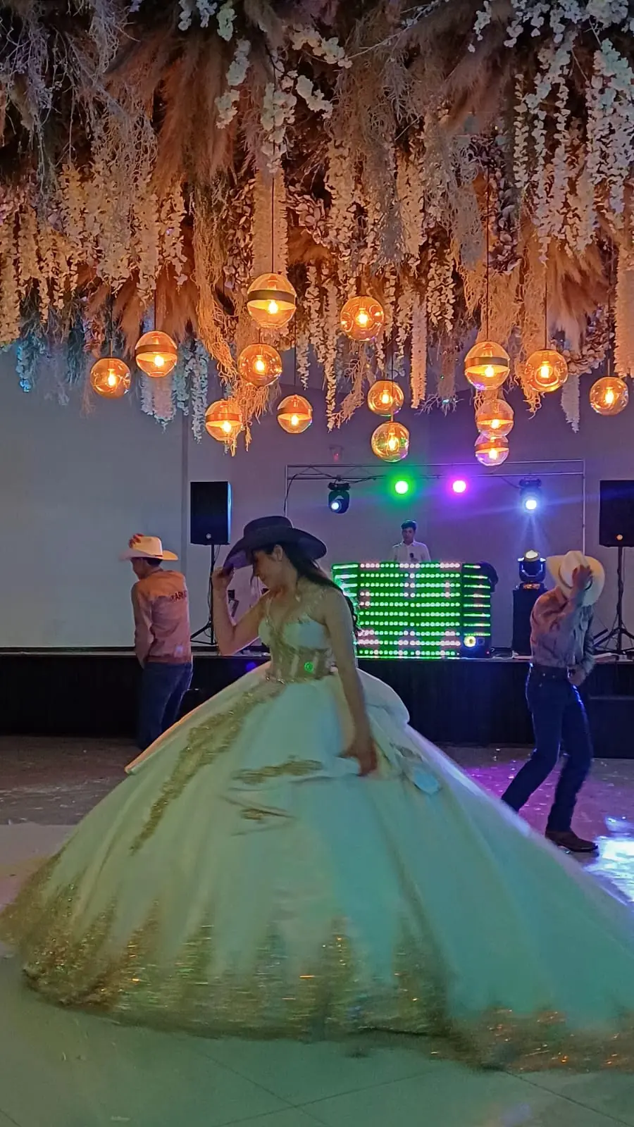 Quinceañera con corte de honor Lareta