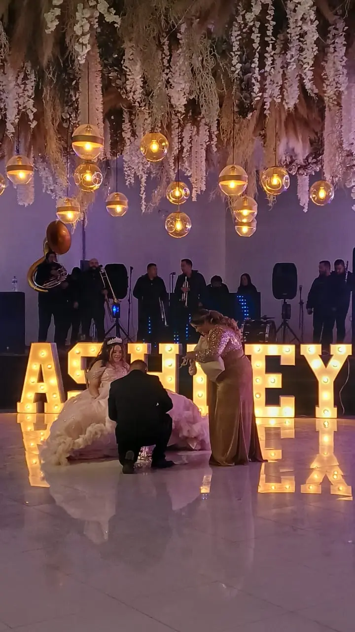 Pista de baile en XV años Lareta